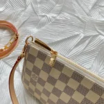 LV pochette