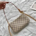 LV pochette